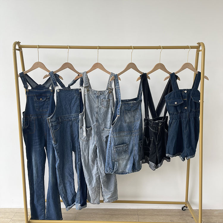 Pantalon à bretelles en jean d'occasion