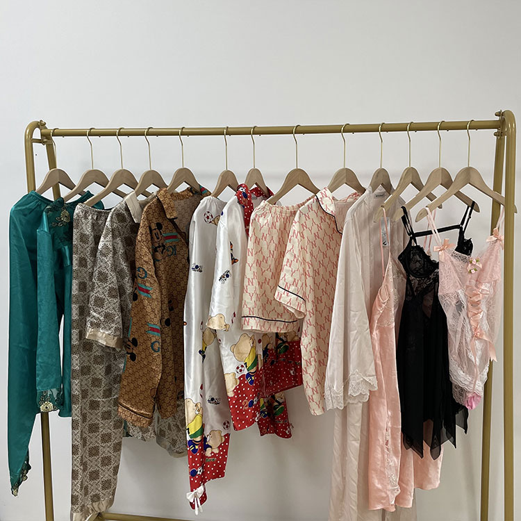 Vêtements de nuit en soie d'occasion pour femmes